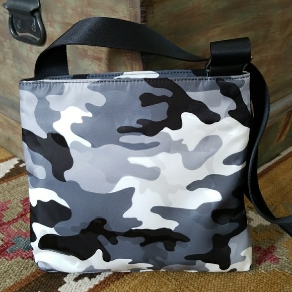 Michael Kors Kent Mens Camo Nylon Crossbody bag - Picture 3 of 7